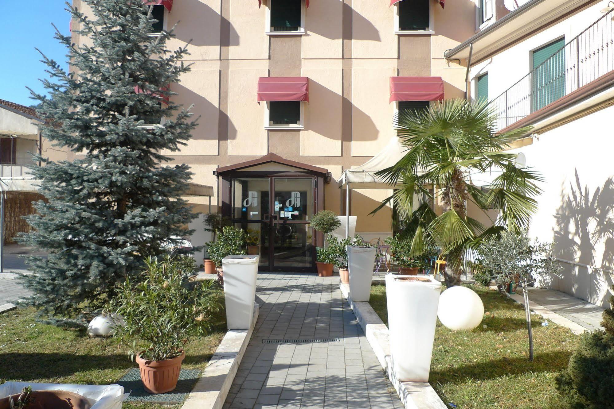 Hotel De Meis Capistrello Exterior foto